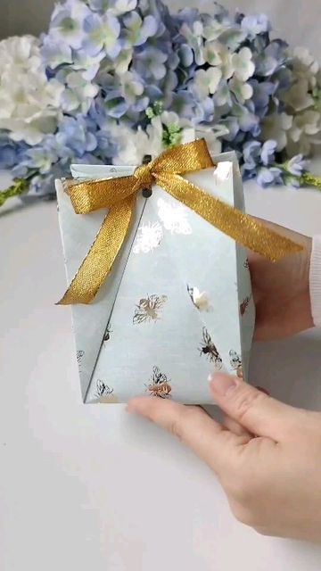 Gift Wrap With Handle, New Gift Ideas Creative, Small Christmas Gift Boxes Diy, Food Warming Ideas, Unique Gift Bags, How To Wrap Bracelet Gift, How To Gift Wrap A Shirt With Wrapping Paper, Fabric Ribbon Bow Gift Wrapping, Jewellery Wrapping Ideas