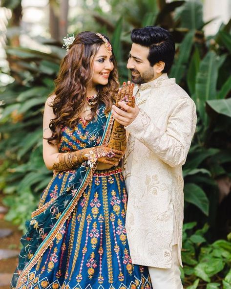 #JustMarried - Introducing wedding pictures of TV Actress Mansi Shrivastava to Kapil Tejwani. This beautiful intimate is a great insipration for all 2022 Weddings. #shaadisaga #indianwedding #celebritywedding #intimatwedding #simplewedding #destinationwedding #mansishrivastava ##mansishrivastavawedding #mansishrivastavaweddingphotos #blulehenga #bluegown #redlehenga #bridalredlehenga #mehendiposesforbride #coupleweddingphotography #brideportraitsideas #brideportraitposes pinksaree Mehndi Couple, Mehandi Shoot, Shadi Photo, Mehandi Poses, Couple Mehndi, Mehendi Photography Bridal, Mehndi Poses, Mehendi Poses, Mansi Srivastava