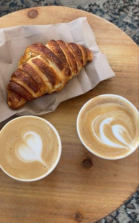 Bread Croissant, Coffee And Croissants, Croissant Coffee, Coffee Shop Aesthetic, Coffee Obsession, Coffee Dates, Think Food, Snap Food, Coffee Date