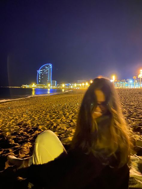 Barcelona Girl Aesthetic, Barcelona Girls Trip, Barcelona Beach Aesthetic, Spanish Lifestyle, Barcelona Spain Aesthetic, Barcelona Club, Barcelona Summer, Barcelona Aesthetic, Barcelona Beach