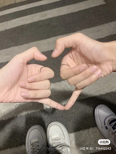 Friends Hands Photography, Hand Poses For Best Friend, Hand Poses With Bestie, Hand Poses For Photos, Hands Pic With Friends, Hand Heart Pictures Couple, Aesthetic Instagram Pictures Ideas, Foto Best Friend, Sisters Photoshoot Poses