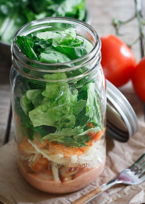 Mason Jar Sriracha Shrimp Caesar Salad, Easy portable and no soggy lettuce! Mason Jar Lunches, Shrimp Caesar Salad, Sriracha Shrimp, Mason Jar Lunch, Jar Salad Recipes, Mason Jar Food, Salad Jar Recipe, Mason Jar Salads, Mason Jar Recipes