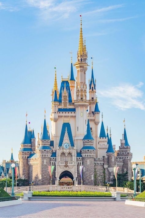 Embark on a fairytale journey to explore six iconic Disney castles around the world in this enchanting guide. #castles #disney | Photo courtesy of Disney. Iconic Places Around The World, Cinderella’s Castle, Disney Buildings, Castles Around The World, Walt Disney Castle, Magic Kingdom Castle, Disney Castles, Disney World Castle, Disney House