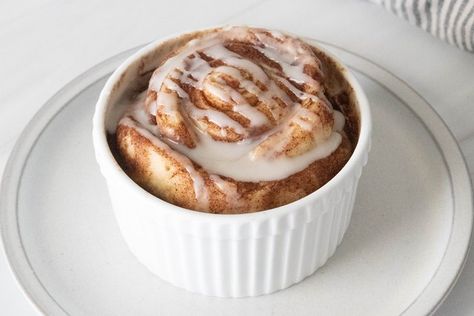 Cinnamon Roll For One, Single Serve Cinnamon Roll, Microwave Treats, Microwave Cooking Recipes, Baking Treats, Cinnamon Roll Dough, Dessert For Two, Cooking Dishes, Microwave Cooking