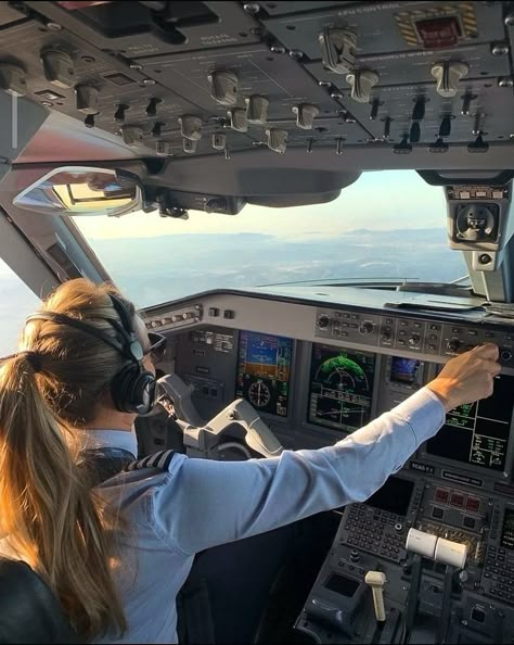 Pilot Dream, Pilot Girl, Aviation Aesthetic, Pilot Aesthetic, Pilot Career, Pilot Life, Future Pilot, Aviation Education, Female Pilots