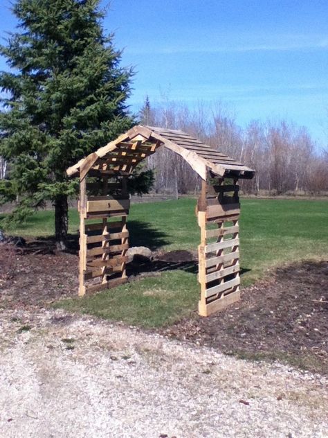 DIY pallet arch could paint and plant around it outdoor for prop -- or maybe put a bench in it?  or swing?  Looks like it is made from five pallets. Pallet Arch, Pallet Fence, Pallet Creations, Pallet Outdoor, Recycled Pallets, Pallet Garden, Pallets Garden, Pallet Crafts, Samos