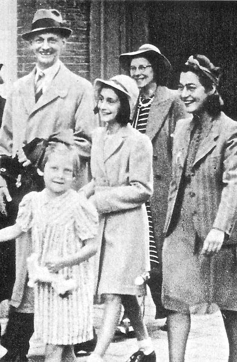 The Frank family: Otto, Anne, Edith and Margot. Ann Frank, Diary Of Anne Frank, Anna Frank, Historical People, People Of Interest, The Diary, Nagasaki, Anne Frank, Interesting History