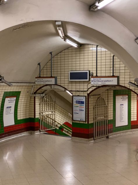 Berlin Syndrome, London Overground, London Underground Stations, Transport Museum, London Tube, Walks In London, Subway Station, London Aesthetic, Subway Train