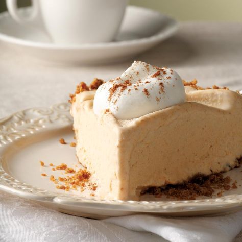 Low-Calorie Holiday Dessert Recipes Pumpkin Mousse Pie, Frozen Pumpkin Pie, Mousse Pie, Frozen Pumpkin, Pumpkin Mousse, Healthy Pumpkin, Köstliche Desserts, Thanksgiving Desserts, Pumpkin Dessert