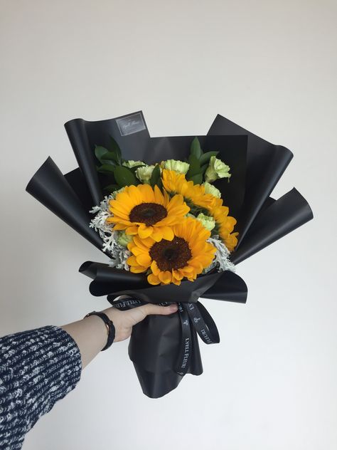 Black Bouquet, Sunflower Bouquet, Flower Bouquet Diy, Boquette Flowers, Crochet Bouquet, Paper Bouquet, Sunflower Bouquets, Bouquet Flower, Flowers Bouquet Gift