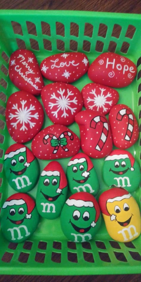 Xmas Rock Painting, Painted Rocks For Christmas, Xmas Rock Painting Ideas, Rock Painting Ideas Christmas, Christmas Stone Painting Ideas, Christmas Rocks Painted Ideas, Candy Cane Rock Painting, Christmas Painted Rocks Ideas, Xmas Stone Painting