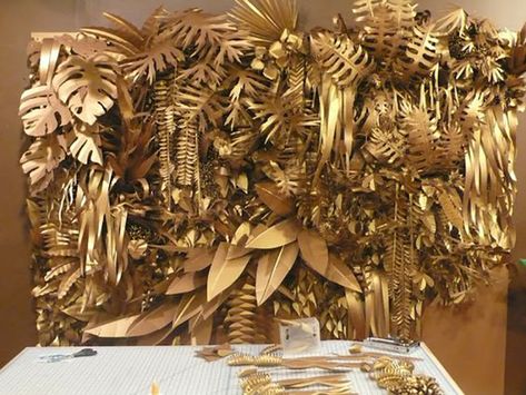 Party Fotos, Gold Spray Paint, Gold Spray, Deco Floral, Painted Leaves, Gold Party, Visual Merchandising, Gold Paint, Wedding Backdrop