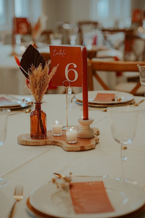 Modèle de table de mariage en terre cuite - 5 x 7, 4 x 6 Avec ce modèle, vous pouvez modifier toutes les couleurs d'arrière-plan, les couleurs de police, les polices, les tailles de police et le texte ! Remarque : il s'agit d'un modèle MODIFIABLE. Aucun produit physique ne vous sera expédié. COMMENT COMMANDER Achetez votre modèle ② Un message de Corjl.com sera envoyé à l'adresse e-mail associée à votre compte Etsy Cliquez sur le lien fourni pour accéder à vos fichiers modifiables ④ Personnalisez Rust Terracotta Wedding Table, Circle Table Wedding Decor Terracotta, Boho Rustic Terracotta Wedding, Terracotta Sage Wedding Decor, Terracotta Wedding Table Centerpieces, Autumnal Table Decor, October Wedding Table Settings, Terracotta Wedding Centerpieces Round Table, Terracotta And Navy Wedding Table Decor