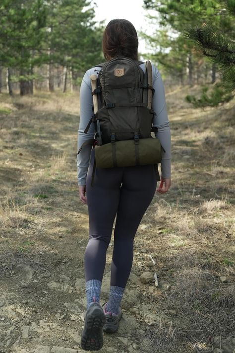 Woman hiking through a forest, viewed from behind, wearing a backpack and athletic clothing. On The Road Outfit, Feminine Camping Outfit, Cold Hiking Outfit Women, Cold Hiking Outfit, Walking Outfit Outdoor, Stylish Hiking Outfit, Hiking Picture Ideas, Hiking Outfits Summer, Trail Outfits