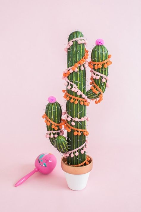 DIY Christmas tree cactus | sugarandcloth.com Arizona Christmas Decor, Diy Cactus Christmas Tree, Fiesta Christmas, Christmas Fiesta, Cactus Christmas Trees, La Christmas, Cactus Christmas, Cactus Craft, Cactus Diy