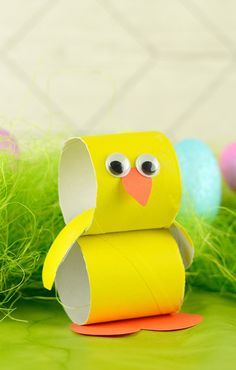 Paper Roll Chick - A super sweet crafty project to do with your kids during Easter holidays. And while you're at it why not make a bunny to go along with it. Påskeaktiviteter For Barn, Easter Chick Craft, Fun Easter Crafts, Easy Easter Crafts, Toilet Paper Roll Crafts, Paper Roll Crafts, Paper Towel Roll Crafts, Bunny Crafts, Easter Chicks