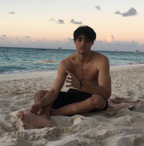 Literally Just 16 Really Hot Photos Of Noah Centineo AKA Peter Kavinsky Surfer Boys, Noah Centineo, Girls Football Boots, College Boys, Cute Presents, Skateboard Girl, Hipster Man, Men Quotes, Dream Guy