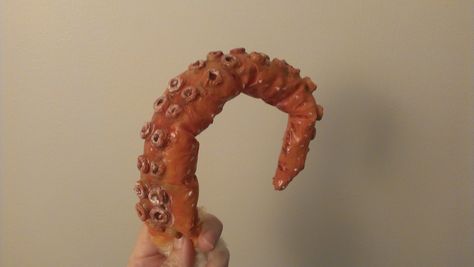 I got a lot of questions on how I made the tentacles in my hair and the fins on my arms. And they were surprisingly easy to make.  Ph... Swamp Monster Costume, Tentacle Alien, Make Up Costume Ideas, Costume Character Ideas, Up Costume Ideas, Alien Costumes, Sea Creature Costume, Adult Mermaid Costume, Make Up Costume