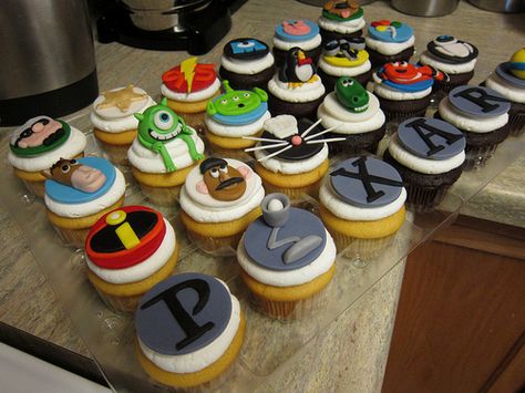 Pixar Cupcakes, Recees Cake, Cupcakes Decoration Disney, Disney Party Foods, Movie Cupcakes, Cupcakes Kids, Pixar Party, Cake Paris, Lolly Cake