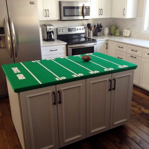 30 Super Bowl Party & Decoration Ideas Diy Super Bowl, Football Banners, Superbowl Party Decorations, Football Party Foods, Party Theme Ideas, Bowl Party Food, Football Snacks, Football Theme Party, Super Bowl Football