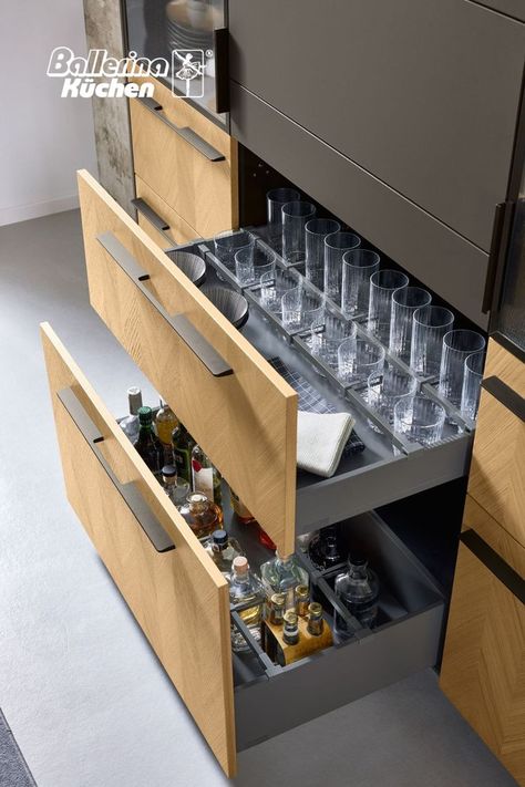 Discover clever storage space solutions that can be flexibly adapted to your needs. The house bar and the cupboards underneath offer optimum space for glasses and fine alcoholic beverages. Basement Redesign, Alcohol Storage, Drinks Station, Kitchen Organiser, Inside Bar, Glass Cupboard, Bar Drawer, Home Bar Areas, Bar Cabinets