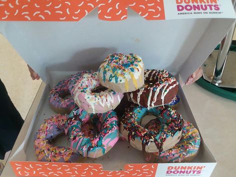 Paper mache donuts painted with acrylic paint and sprinkles! Donut Paper Mache, Paper Mache Candy Props, Paper Mache High School Projects, Paper Mache Elementary Art Projects, Middle School Paper Mache Projects, Art Room Rules, Pop Art Food, 6th Grade Art, Sculpture Projects