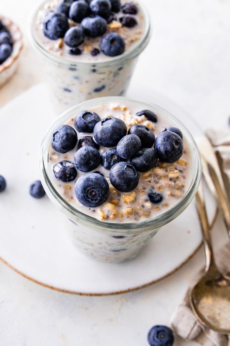 You only need 7 simple ingredients and 5 minutes of prep time to make these blueberry overnight oats! It's the perfect healthy breakfast to meal prep for the week. Blueberry Overnight Oats Healthy, Peach Overnight Oats, Strawberry Overnight Oats, Blueberry Overnight Oats, Eating Bird Food, Oat Recipes Healthy, Perfect Healthy Breakfast, Overnight Oats Recipe Healthy, Overnight Oats Healthy