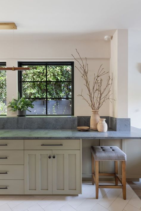 Grey Soapstone Countertops, Light Grey Countertops, Grey Kitchen Countertops, Soapstone Countertops Kitchen, Gray Kitchen Countertops, La Kitchen, Soapstone Kitchen, Craftsman Remodel, Leather Granite