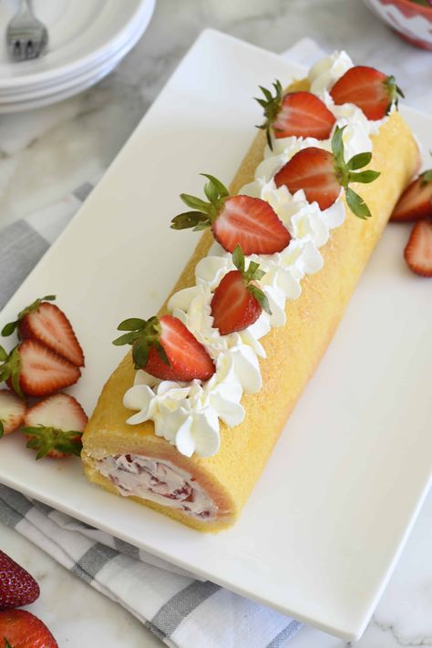 Strawberries And Cream Sponge Cake, Strawberry Cake Roll, Strawberry Roll Cake, Strawberry Sponge Cake, Mascarpone Recipes, Strawberry Stuff, Chocolate Thumbprint Cookies, Sweet Roll Recipe, Cake Rolls