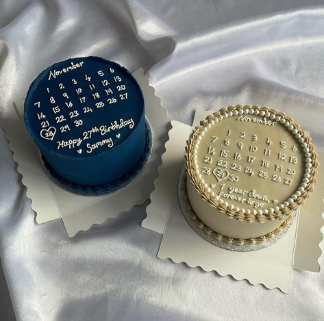 Two small birthday cakes with navy and beige frosting Bento Calendar Cake, Calendar Birthday Cake Ideas, Bento Cake Calendar Design, Calander Cake Designs, Boyfriend 27th Birthday Ideas, Calendar Cake Ideas, Calender Birthday Cakes, Birthday Cake Calendar Design, Calender Cake Birthday