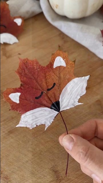 Preschool Crafts Activities, La Bedroom, Preschool Craft Activities, Kindergarten Lessons, Leaf Crafts, Autumn Crafts, Nature Crafts, Autumn Activities, Recycled Crafts