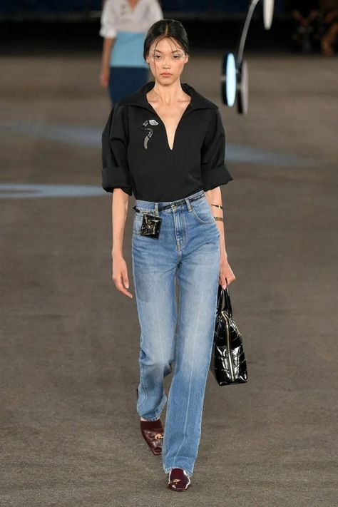 Spring 2023 Ready To Wear, Fun Clothing, 2023 Ready To Wear, Outfit Jeans, Jean Trends, Spring Fashion Trends, Denim Details, Spring 2023, Best Jeans