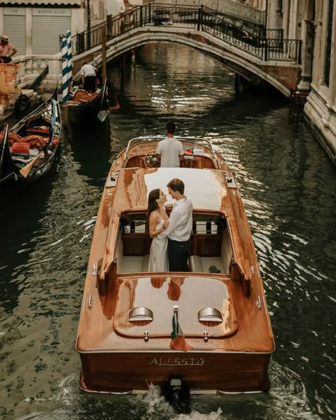 Venice Elopement, Film Elopement, Venice Boat, Engagement Session Ideas, Venice Photos, Venice Hotels, California Engagement Photos, Italian Aesthetic, Italy Honeymoon