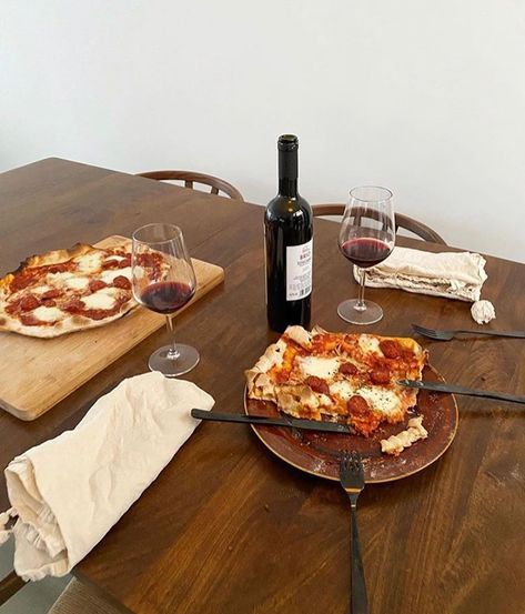 Pizza And Wine Aesthetic, Pizza And Wine, Wine Aesthetic, Wine And Dine, Wooden Table, Pretty Food, Aesthetic Food, Wine Recipes, Good Eats