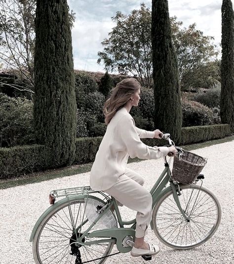 Bicycle Aesthetic, Green Bike, Bike Aesthetic, Cute Outfits With Jeans, Bicycle Women, Vintage Bike, Womens Bike, Cruiser Bike, French Countryside