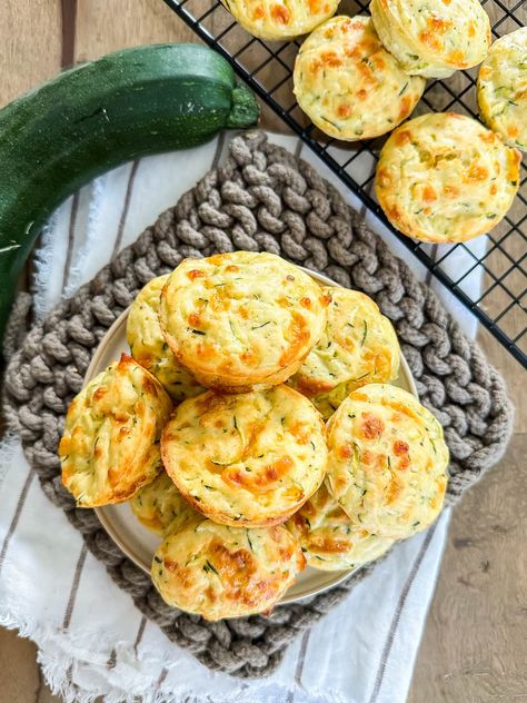 a top down image of a plate full of freshly baked zucchini puffs Zucchini Puffs, Fresh Zucchini, Baked Zucchini, Cheesy Zucchini, Puff Recipe, Zucchini Cake, Shredded Zucchini, Pretty Life, Minced Onion