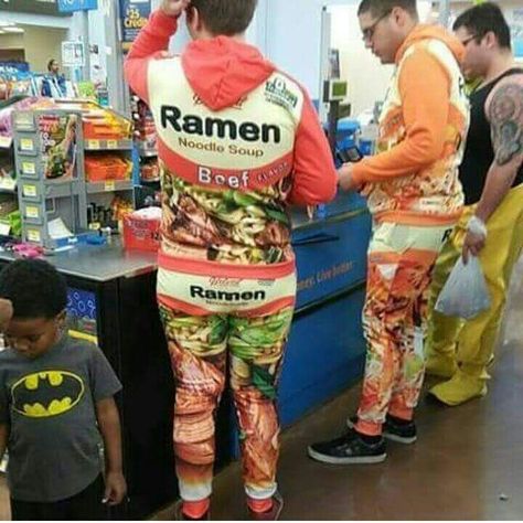 Wth!? 😆😆😆😆😆😆😆😆😆😆 Weird People At Walmart, Funny Walmart Pictures, Walmart Kids, Walmart Pictures, Walmart Outfits, Weird People, Walmart Funny, Funny People Pictures, Ramen Noodles