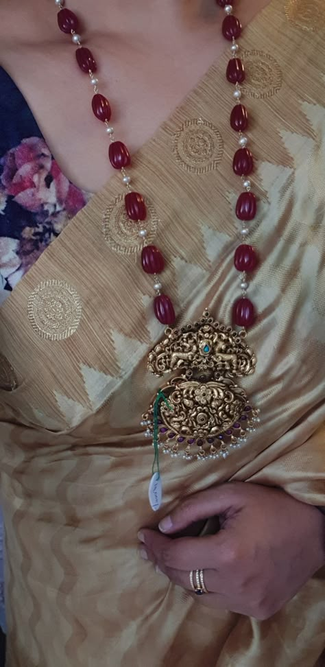 Ruby Chains Jewellery, Gold Locket With Beads, Ruby Mala Beads, Pearls And Beads Jewellery, Ruby Mala Jewellery Designs, Beads Jwellary Indian, Pearl And Ruby Beads Mala, Gold Pearl Jewelry Design, Ruby Chains Gold