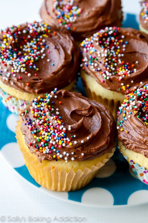 Tahira's Birthday Cupcakes: vanilla cake with chocolate frosting. Perfection!   Made a full 24 cupcakes with a little extra frosting.   Light texture, fine crumb, yummy frosting. Yellow Cake Cupcakes, Cupcakes Coconut, Best Vanilla Cupcake Recipe, Lime Frosting, Cupcakes With Chocolate Frosting, Milk Chocolate Frosting, Amazing Cupcakes, Decorate Cupcakes, Oreo Buttercream