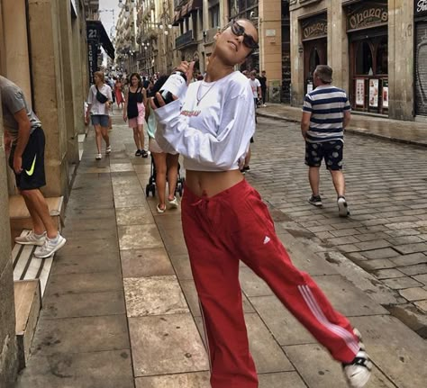 Red Parachute Pants Outfit, Track Pants Outfit, Red Clothing, Sweats Outfit, Look Adidas, Adidas Girl, Eclectic Fashion, Red Adidas, Other Outfits