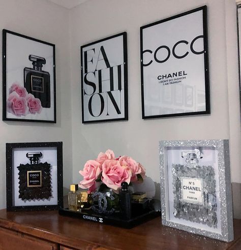 Coco Chanel Photo Frame, Fashion Gallery Wall, Coco Chanel Bedroom Ideas, Chanel Poster Wall Decor, Coco Chanel Room, Picture Wall Ideas Bedroom Aesthetic, Chanel Bedroom Ideas, Fashion Wall Art Bedroom Decor, Aesthetic Posters For Bedroom