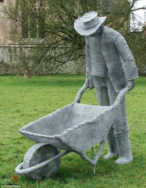 made with chicken wire Sculptures Sur Fil, Chicken Wire Sculpture, Chicken Wire Art, Chicken Wire Crafts, Cement Art, Garden Art Sculptures Diy, Garden Deco, Concrete Art, Garden Artwork