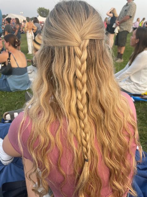 braid hair inspo wavy How To Do Mamma Mia Hair, Wavy Hair With Plaits, Sophie Mamma Mia Hair, Mamma Mia Aesthetic Hairstyles, Mamma Mia Hair Tutorial, Half Braid Half Down, Braided Half Up Half Down Hairstyles, Mamma Mia Hairstyles Tutorial, Mama Mia Hairstyles