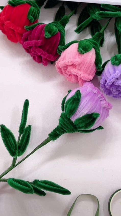 Rose Pipe Cleaner, Pipe Cleaner Rose Tutorial, Pipe Cleaner Roses, Chenille Stem Crafts, How To Pipe Roses, Homemade Flowers, Piping Flowers, Pipe Cleaner Flowers, Stem Crafts