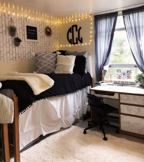 Black Comforter Dorm Room, Dorm Room Dark Aesthetic, Dorm Ideas Black Women, Marble Dorm Room Ideas, College Dorm Room Ideas Black And White, Black College Dorm Room Ideas, Black Dorm Decor, Dorm Aesthetic Dark, Dorm Room Ideas Black And White