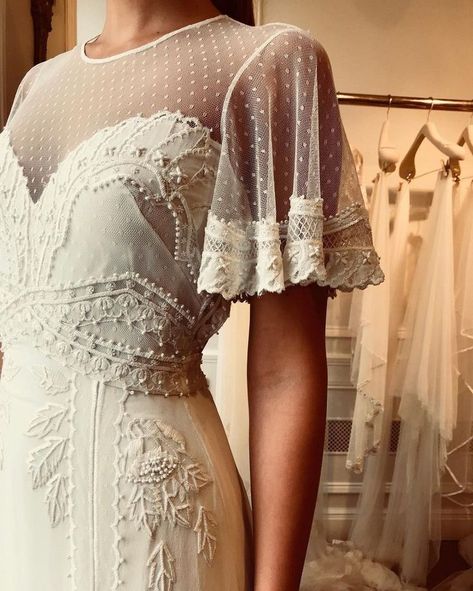 Stunning wedding dress with amazing details Plunging Neckline Wedding Dress, Wedding Dress Tea Length, Alternative Wedding Dresses, Long Sleeve Wedding Dress Lace, Top Wedding Dresses, Stunning Wedding Dresses, Wedding Dress Trends, Long Sleeve Wedding, Dresses Elegant