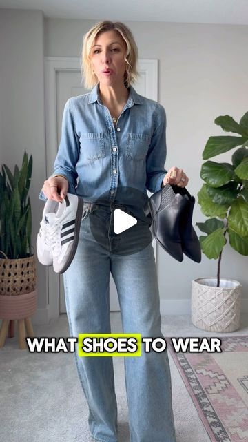 Baggy Jeans And Shoes, Baggy Jeans Outfit Dressy, How To Style Ankle Jeans, Shoes To Wear With Baggy Jeans, What Shoes To Wear With Jeans, Shoes For Baggy Jeans, Shoes With Baggy Jeans, What Shoes To Wear With Wide Leg Jeans, What To Wear With Baggy Jeans