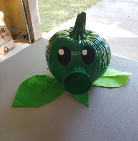 Pea shooter from plants vs Zombies. Pumpkin Storybook character Plants Vs Zombies Trunk Or Treat, Plants Vs Zombies Pumpkin, Storybook Pumpkin Ideas, Storybook Pumpkin, Turtle Pumpkin, Pea Shooter, Zombie Pumpkin, Book Character Pumpkins, Ninja Turtle Pumpkin