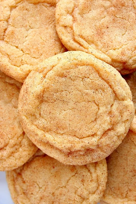 The Best Chewy Snickerdoodles Recipe - easy and irresistible snickerdoodle cookies with the classic cinnamon sugar coating. No mixer needed, just two bowls and a whisk. Chewy Snickerdoodles, Snickerdoodles Recipe, Resepi Biskut, Snickerdoodle Recipe, Snickerdoodle Cookies, Snickerdoodle Cookie Recipes, Köstliche Desserts, Easy Cookie Recipes, Snickerdoodles