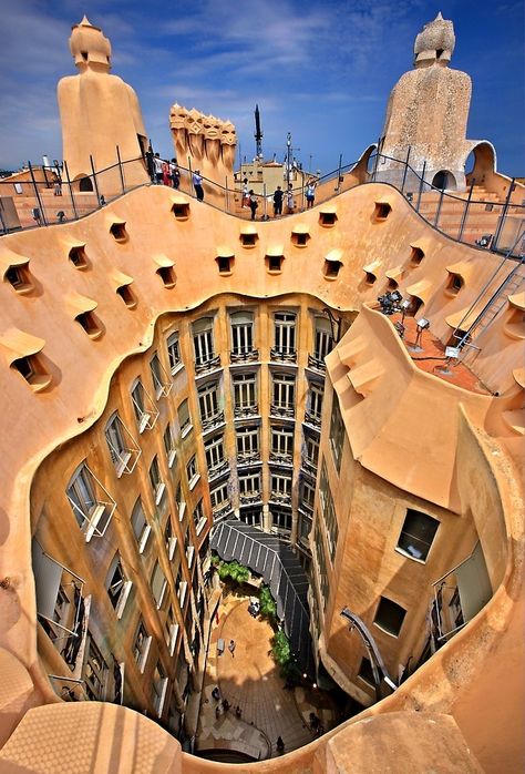 Barcelona Buildings Architecture, Barcelona Spain Architecture, Antonio Gaudi Architecture, Antoni Gaudi Architecture, Barcelona Buildings, Casa Mila Barcelona, Famous Architecture Buildings, Art Nouveau Arquitectura, Casa Mila